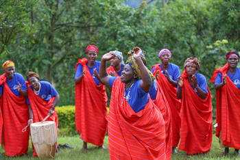 Crater Safari Lodge: Tanzende Frauen