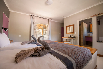 Damara Mopane Lodge: Pfauenhandtücher