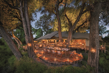 Duba Plains Camp: Blick auf das Hauptzelt unter Bäumen