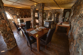 Eagle Tented Lodge: Tische im Restaurant
