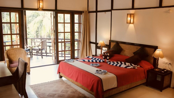 Infinity Resort Kaziranga: Doppelbett und Balkon