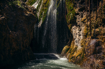 Lake Natron Tented Camp: Wasserfall über Felsen in Tageslicht