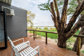 Lenyebi River Lodge: Veranda am Ufer