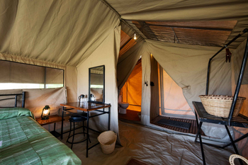 Mara Kati Kati Tented Camp: Safari-Schlafzimmer mit Laterne und Thermoskanne