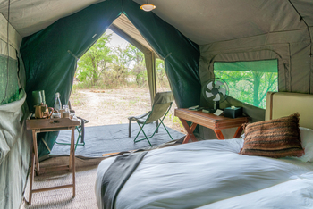 Migration Expeditions Camp Migration Expeditions Camp: Blick aus einem Gästezelt