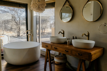 Otjiwa Thornbush Tented Camp: Safari-Badezimmer mit freistehender Wanne und Doppelwaschbecken