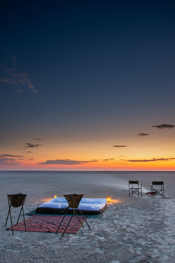 Salt Pans Sleep-out: Laternen neben der Bettstatt