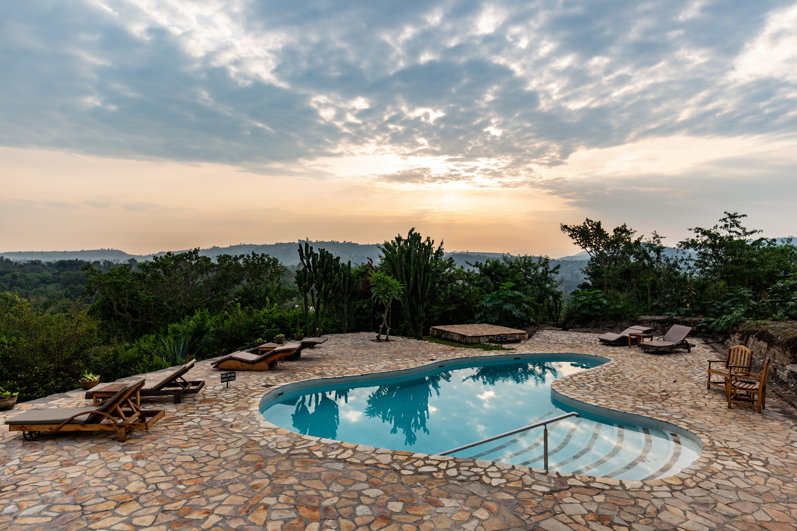 Volcanoes Kyambura Gorge Lodge Volcanoes Kyambura Gorge Lodge: Pool am Nachmittag