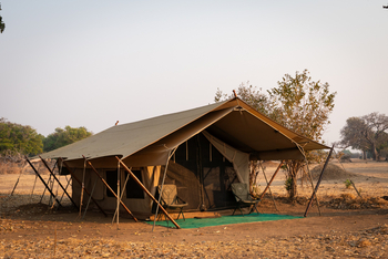 Zambezi Expeditions: Gästezelt von der Seite