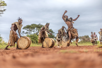 andBeyond Phinda Forest Lodge: Lebhafte Tanz- und Trommeldarbietung im Busch