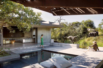 Cheetah Plains: Barfüßige Gästin schlendert durch offene Safari-Lounge
