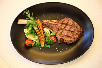 Hemingways Nairobi: Teller mit Essen