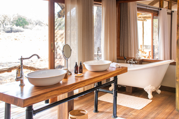 Kwara Camp Kwara Camp: Gästebad mit Waschtisch und Wanne