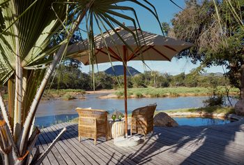 Laba Jongomero: Sitzgelegenheiten neben Plunge Pool