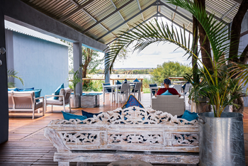 Lenyebi River Lodge: Zentralbereich