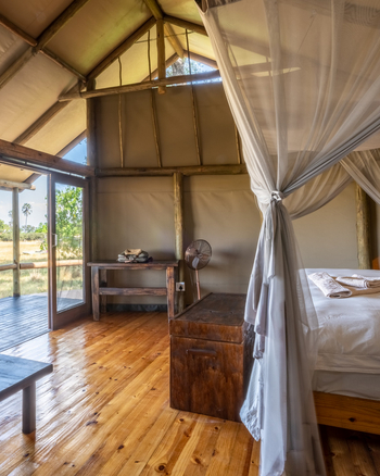 Mokolwane Camp: Truhe am Fußende