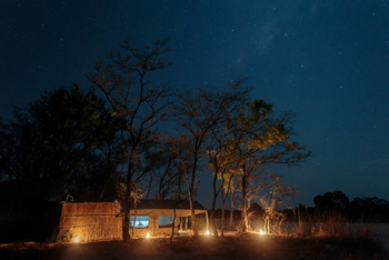 Nkonzi Bush Camp: Gästezelt bei Nacht