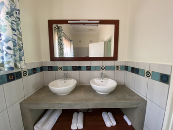 Pioneers Victoria Falls: Doppelwaschtisch