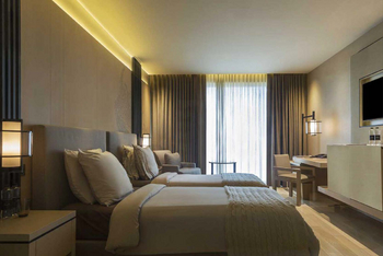 Roseate House: Zwillingsbetten mit Polsterkopfteilen und sanftem Licht