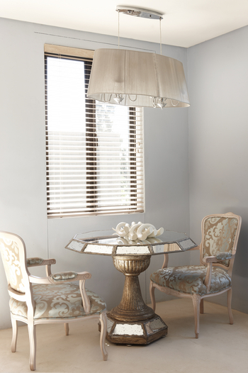 The Olive Exclusive: Runder Esstisch mit zwei Stühlen