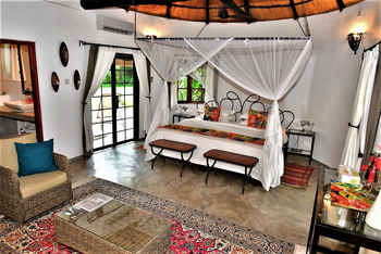 Waterberry Zambezi Lodge: Wagtail Cottage Interieur