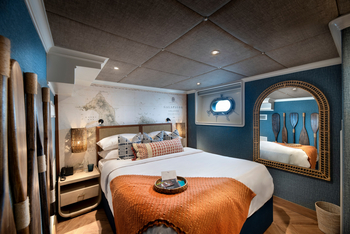 andBeyond Galapagos Explorer: Kabine mit Galapagos-Inselkarte und Bullauge