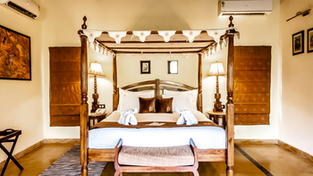 Bamboo Forest Safari Lodge: Chalet - Bett und Vorhänge