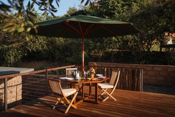 Borana Lodge Borana Lodge: Frühstückstisch unter Sonnenschirm