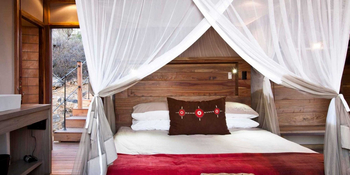 Dolomite Camp: Doppelbett mit Moskitonetz