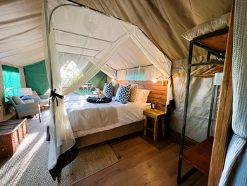 Kala Camp: Gästezelt - Blick zum Ausgang