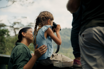 Koroi Forest Camp: Mädchen mit einem Fernglas