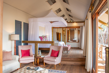 Kwara Camp Kwara Camp: Sitzecke und Doppelbett