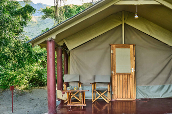 Lake Natron Tented Camp: Zwei Holzstühle mit Safari Accessoires