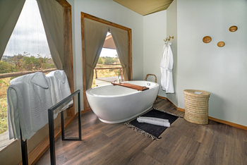 Lemala Mpingo Ridge Lodge: Wanne und Bademäntel