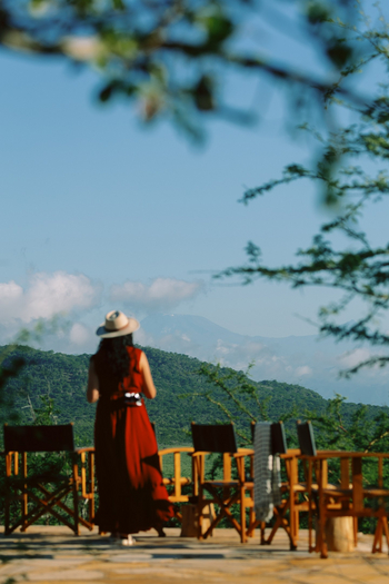 Mkomazi Wilderness Retreat: Frau auf Holzdeck genießt Bergblick