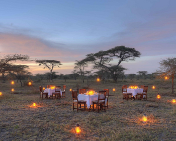 Ndutu Safari Lodge: Dinner im Freien mit Beleuchtung