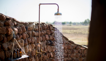 Puku Ridge Camp: Outdoor Shower