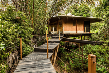 Rhino River Camp: Holzsteg zum Zelt