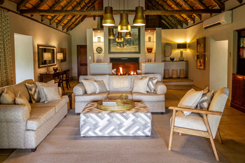 Savanna Lodge: Rustikale Lounge unter Strohdach mit Kamin