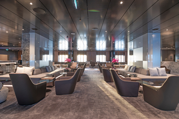 Scenic Eclipse II: Lounge mit Orchideenpracht und Sonnenstreifen