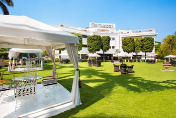 The Claridges: Rasen hinter dem Hotel