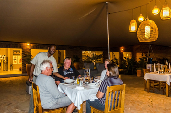 Tlouwana Camp Tlouwana Camp: Gäste im Camp am Esstisch