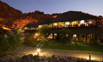 Twyfelfontein Country Lodge: Außenansicht Hauptlodge am Abend