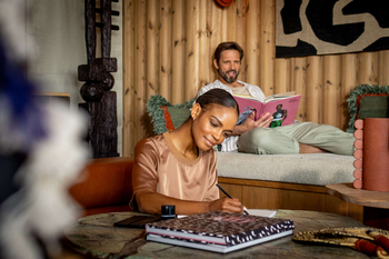 Anantara Tented Camp Kafue River: Gäste beim Schreiben und Lesen in Holzlounge