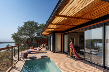 Anantara Tented Camp Kafue River: Gast entspannt auf Holzdeck mit privatem Plunge-Pool