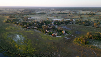 Atzaro Okavango Camp: Luftbild Ancestral Boma im Vordergrund