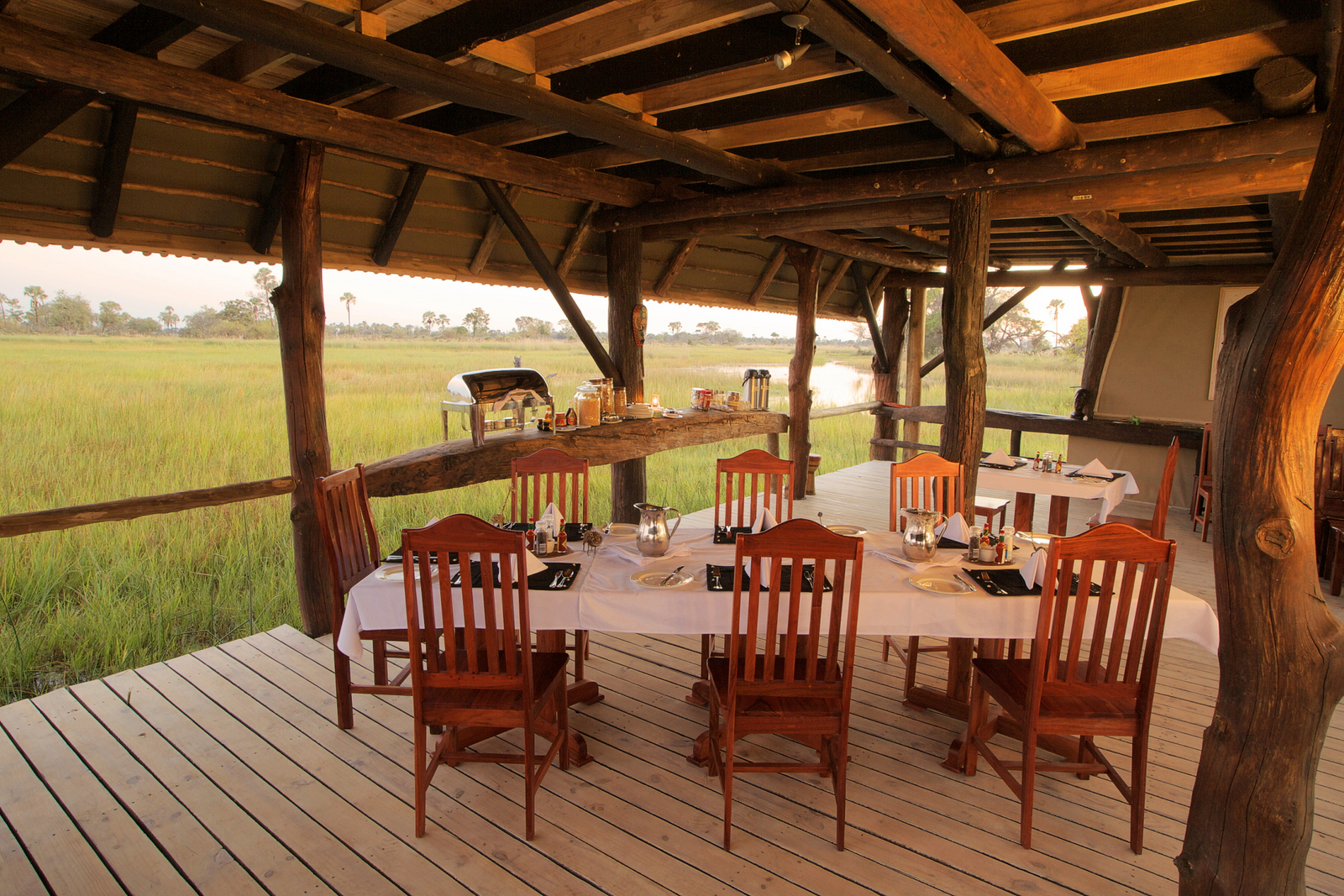 Gunn's Camp Gunn's Camp: Esstisch