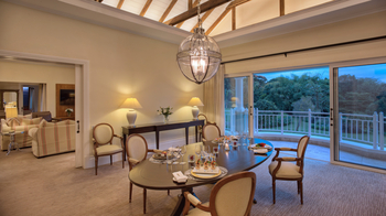 Hemingways Nairobi: Essbereich mit Ausblick