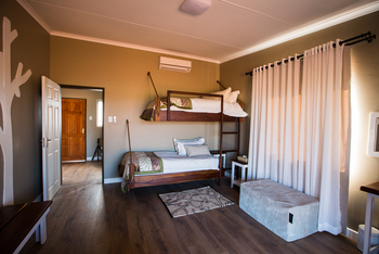 Kalahari Anib Lodge: Zimmer mit Hochbett