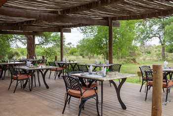 Kings Camp: Außenbereich Restaurant